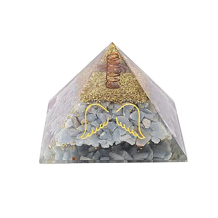 Orgoniet piramide angeliet met engelenvleugels