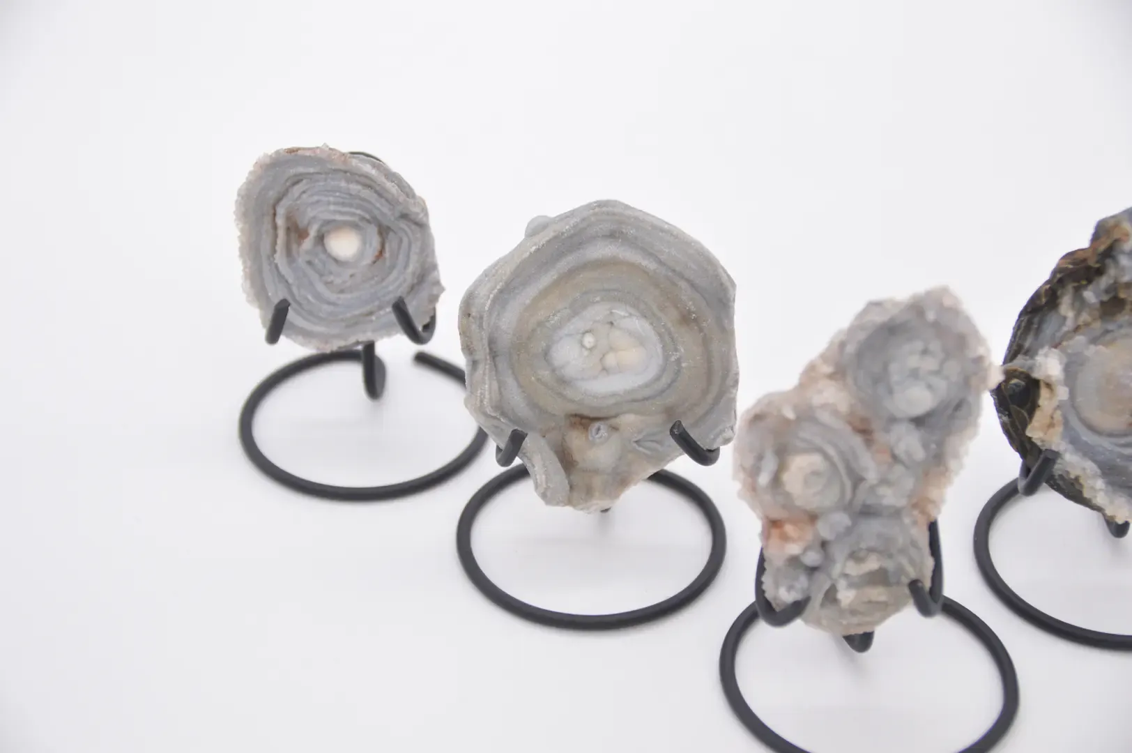 Chalcedoon rozet op standaard